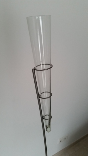 Designer-Vase in freischwingendem Metallgestell Bild 7