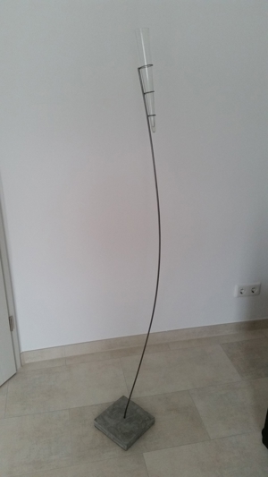 Designer-Vase in freischwingendem Metallgestell Bild 6