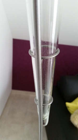 Designer-Vase in freischwingendem Metallgestell Bild 8