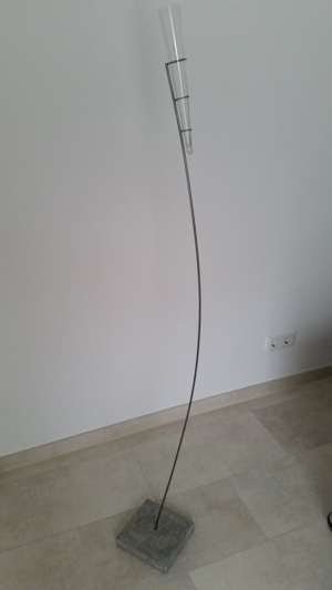 Designer-Vase in freischwingendem Metallgestell Bild 9