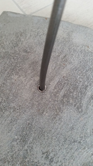 Designer-Vase in freischwingendem Metallgestell Bild 5
