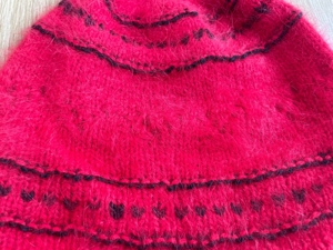 Rote Wintermütze mit Herzchen, Damen Bild 2