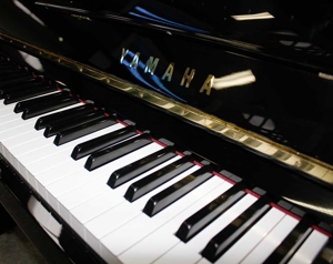 Klavier Yamaha U100, 121 cm, schwarz poliert, Nr. 5546764, 5 Jahre Garantie Bild 3