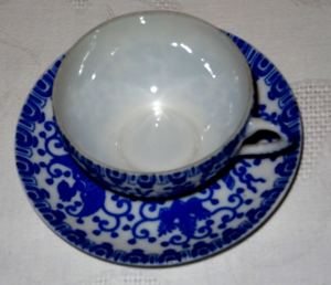 Filigranes, japanisches, blau-weißes Teetässchen Bild 3
