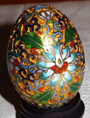 Goldenes chinesisches Cloisonne Ei, auf Ständer