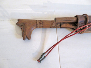 Altes seltenes Jagdmesser (Schwert) in Holzscheide aus Indonesien (Borneo), Original. Bild 2