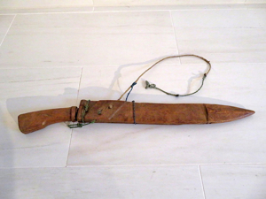 Altes schweres Jagdmesser (Machete) in robuster Holzscheide aus Indonesien (Borneo), Original.