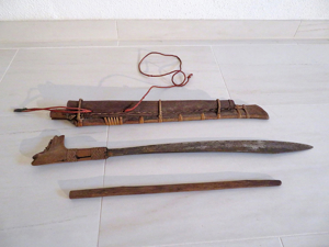 Altes seltenes Jagdmesser (Schwert) in Holzscheide aus Indonesien (Borneo), Original. Bild 6