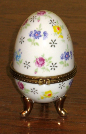 Porzellanei zum Aufklappen (Fabergé Stil)