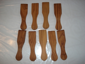 9 neuwertige unbenutzte Raclettschaber aus geöltem Olifenholz