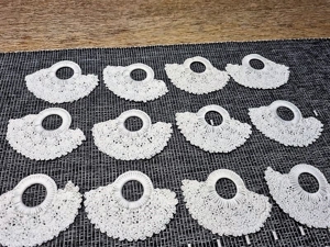 12 Serviettenringe gehäkelt Handarbeit weiß Spitze Baumwolle Bild 2