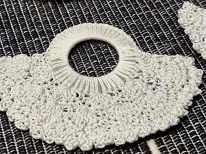12 Serviettenringe gehäkelt Handarbeit weiß Spitze Baumwolle Bild 3