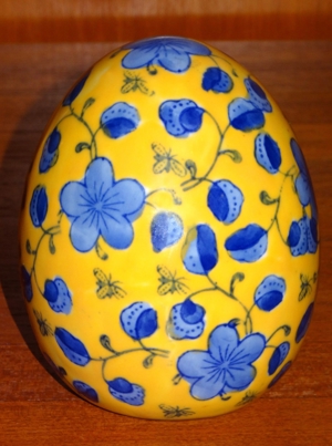Tolles, großes, gelbes Deko Porzellan Ei, Blumendekor Bild 1