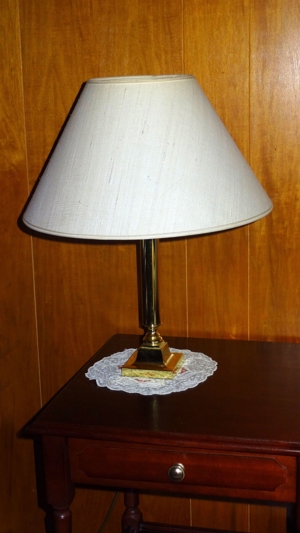 Bildschöne Messinglampe / Tischleuchte, Schirm aus Wildseide Bild 1
