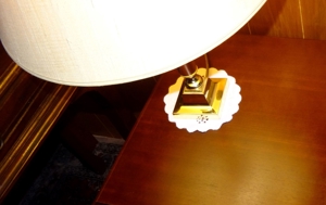 Bildschöne Messinglampe / Tischleuchte, Schirm aus Wildseide Bild 8
