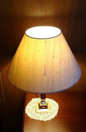 Bildschöne Messinglampe / Tischleuchte, Schirm aus Wildseide Bild 9