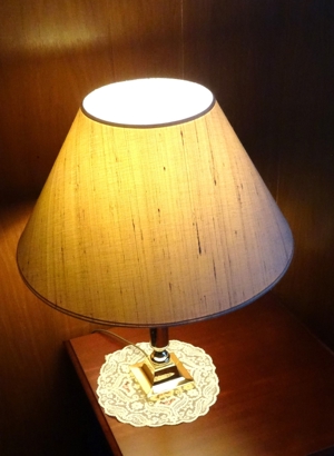 Bildschöne Messinglampe / Tischleuchte, Schirm aus Wildseide Bild 12