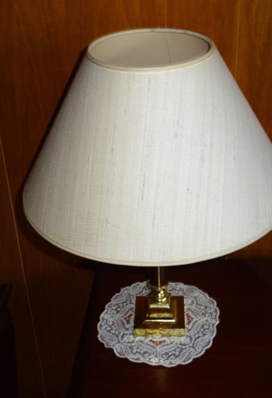 Bildschöne Messinglampe / Tischleuchte, Schirm aus Wildseide Bild 4