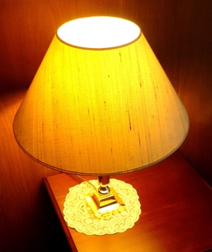 Bildschöne Messinglampe / Tischleuchte, Schirm aus Wildseide Bild 10