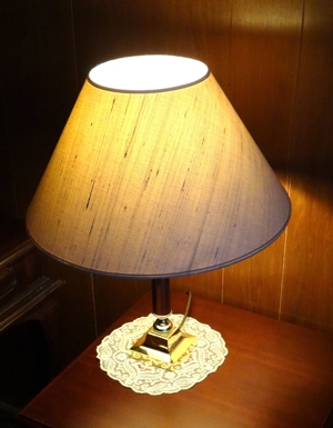 Bildschöne Messinglampe / Tischleuchte, Schirm aus Wildseide Bild 11