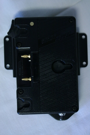 Anton Bauer Gold mount Logic Series Batterieadapter QRC 2 Pin DC Out 12V 3A Bild 1