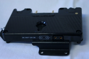 Anton Bauer Gold mount Logic Series Batterieadapter QRC 2 Pin DC Out 12V 3A Bild 3
