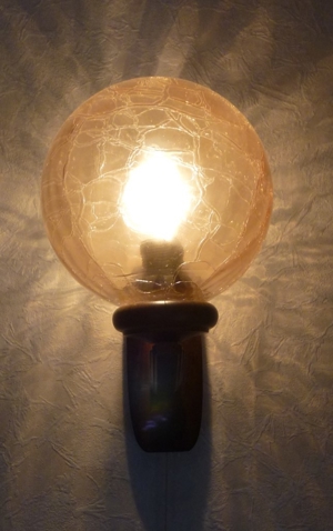 Wandlampe mit gelber Glaskugel u. Holzhalterung Bild 3