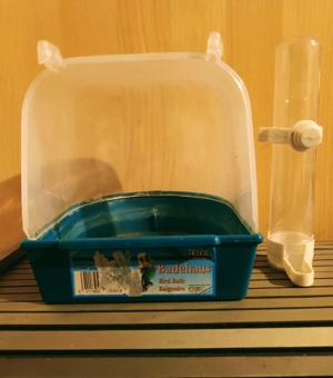 TRIXIE Vogel Badehaus blau + Futterspender Wasserspender Futterautomat Wasserautomat weiß Spielzeug