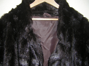 Schicker Pelzmantel aus Polyester in schwarz, gepflegt Bild 2