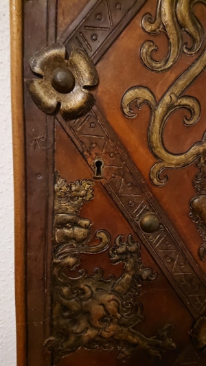 Antike Leder-Tür geprägtes Leder floral Württemberg Hirsch Löwe Bild 3