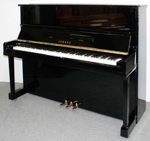 Klavier Yamaha U10A, 121 cm, schwarz poliert, Nr. 4855523, 5 Jahre Garantie