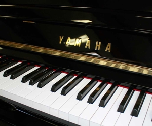 Klavier Yamaha U10A, 121 cm, schwarz poliert, Nr. 4855523, 5 Jahre Garantie Bild 3