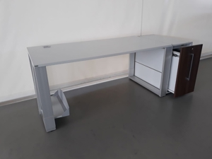 Hochwertiger Büro Schreibtisch mit Rollcontainer Bild 1