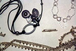 MODESCHMUCK - aus Nachlass - 26 ARMBÄNDER und HALSKETTEN Bild 12
