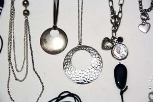 MODESCHMUCK - aus Nachlass - 26 ARMBÄNDER und HALSKETTEN Bild 10