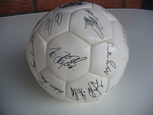 Fußball der WM 1990 mit den Autogrammen der Spieler Bild 3