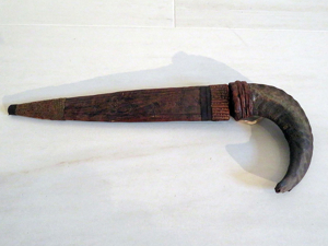 Altes afrikanisches Messer mit echtem Tierhorn als Griff, sehr originell und selten