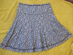 NEU Blumen Pailletten Stickerei A-Linie Falten Rock ESPRIT S- M