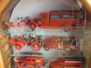 Feuerwehr Oldtimer Sammlung mit exklusiven Schaukasten Bild 3