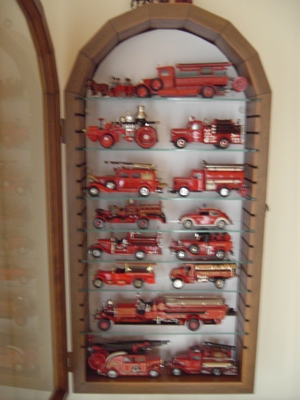 Feuerwehr Oldtimer Sammlung mit exklusiven Schaukasten Bild 2
