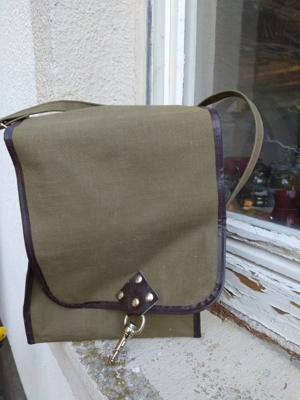 Tasche zum Umhängen/ kaki/ neu