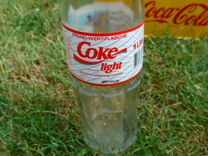 Gelbe Retro-Coca-Cola Light-Kiste mit 12 1-Liter Glasflaschen (26 Jahre alt) Bild 4