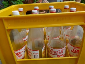 Gelbe Retro-Coca-Cola Light-Kiste mit 12 1-Liter Glasflaschen (26 Jahre alt) Bild 6