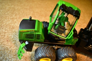 Siku 1:32: Massey Ferguson 8680 (auch John Deere Forwarder 4061, Viehanh.. 2890; Einzelpreis s. Text Bild 14