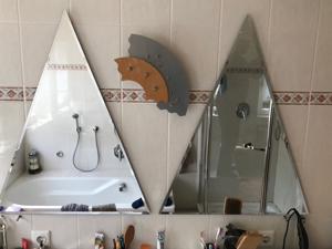 Super Gelegenheit - Bad-Schrank und zwei tolle Dreickecksspiegel sowie Lampe günstig abzugeben Bild 1