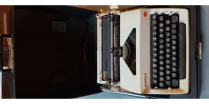 alte Schreibmaschine "Olympia" im dazugehörigen Koffer Bild 3
