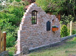 Garten Gestaltung Ruinen mauer historisch Baustoff Ziegel Terrakotta echt Stein Reichsformat Rückbau Bild 13