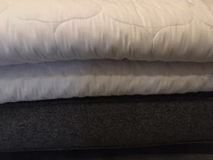 Matratzen-Topper hochwertig, gebraucht, Bezug waschbar; sehr guter Zustand, auf Gästebett benutzt Bild 3