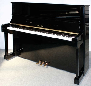 Klavier Yamaha U10BL, 121 cm, schwarz poliert, Nr. 4545749, 5 Jahre Garantie