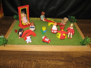 Spielplatz +Spielgeräte v Jean +Puppen Puppenstube-Puppenhaus-Puppenmöbel Bild 1